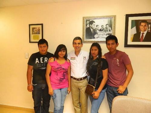 Reynaldo gestiona becas escolares a jóvenes